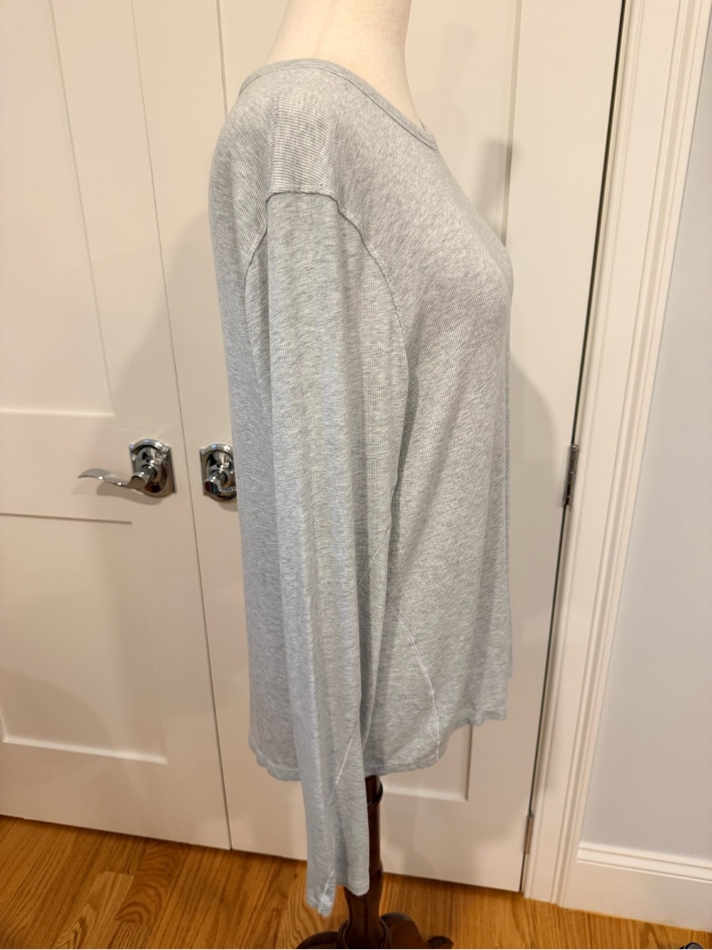 lululemon athletica Hold Tight Light Gray Long-Sleeve Crew Top - Picture 13 of 15